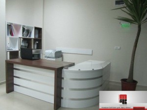 офис със заоблено бюро